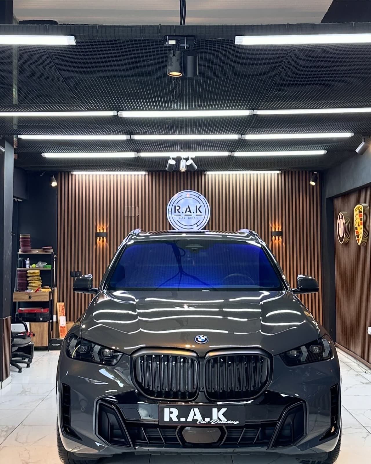 RAK Car Detail showroom'unda BMW X5 ön görünüm