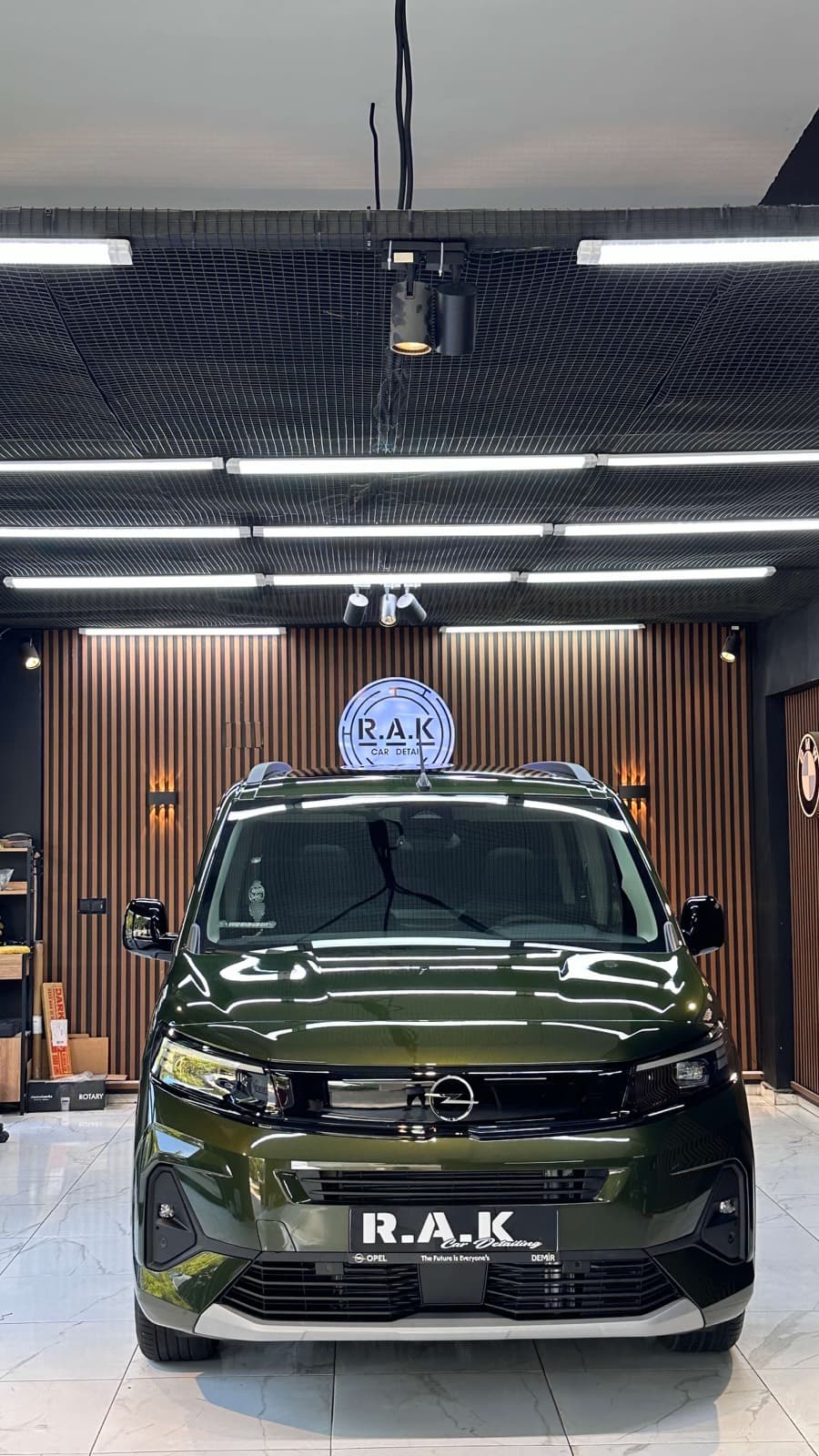 RAK Car Detail showroom'unda Opel Combo ön görünüm