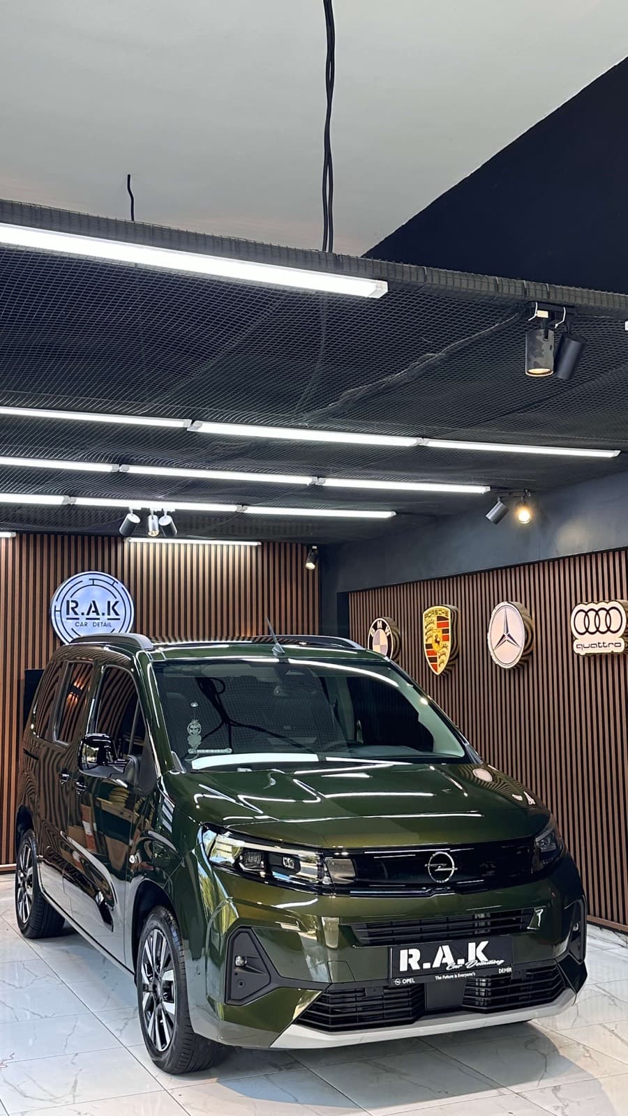 RAK Car Detail showroom'unda yeşil Opel Combo